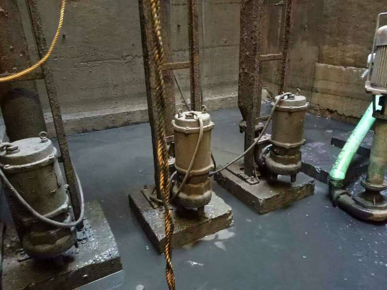 梁山污水池清理