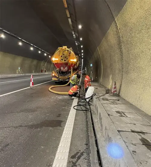 梁山隧道排水渠清淤